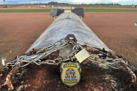 Tanque de combustível apreendido pelo Ibama na Terra Indígena do Baú (PA) - Metrópoles