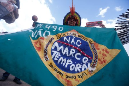 imagem colorida mostra protesto de indigenas em brasília contra aprovação do marco temporal - Metrópoles