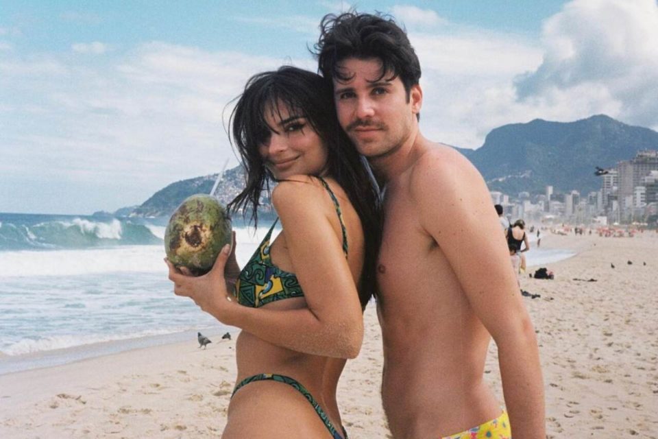 Na imagem com cor, um homem branco e uma mulher branca em uma praia - Metrópoles