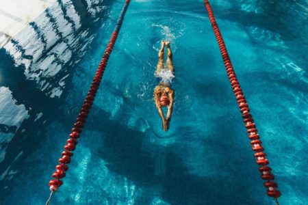 Homem nadando em piscina se,i-olimpica