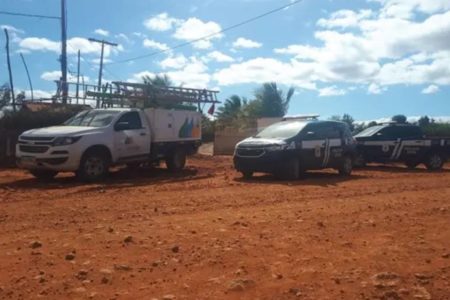 Imagem mostra operação de combate ao furto de energia em município da Bahia - Metrópoles