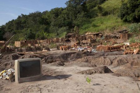 Desastre Impacto Ambiental Restos da aldeia de Paracatu de Baixo. Em novembro de 2015, aconteceu o pior desastre ambiental da história do Brasil, quando uma barragem de rejeitos de ferro da empresa Sanmarco - um projeto conjunto entre a brasileira Vale