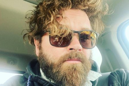 Foto colorida de Danny Masterson usando óculos e de barba - Metrópoles