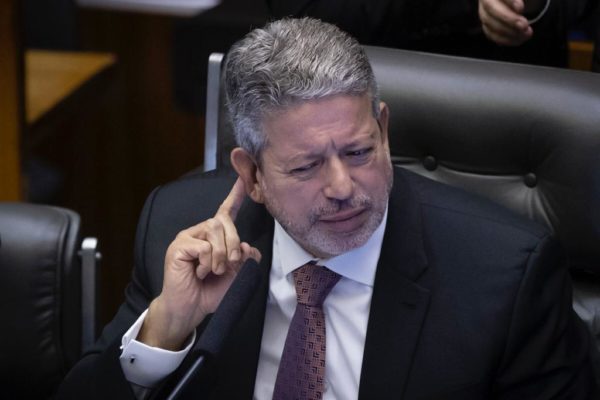 Presidente da Câmara dos Deputados , Arthur Lira (PP-AL) faz sinal que está ouvindo baixo a conversa - Metrópoles
