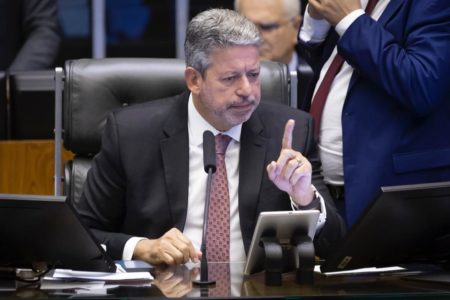 Presidente da Câmara dos Deputados , Arthur Lira (PP-AL) faz sinal com a mão - Metrópoles