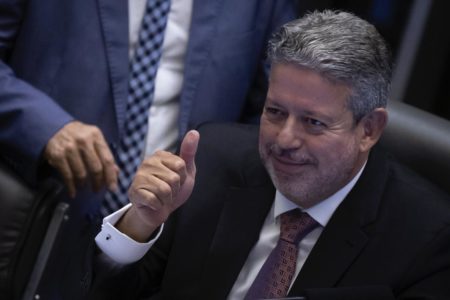 Presidente da Câmara dos Deputados , Arthur Lira (PP-AL) faz sinal positivo com a mão - Metrópoles