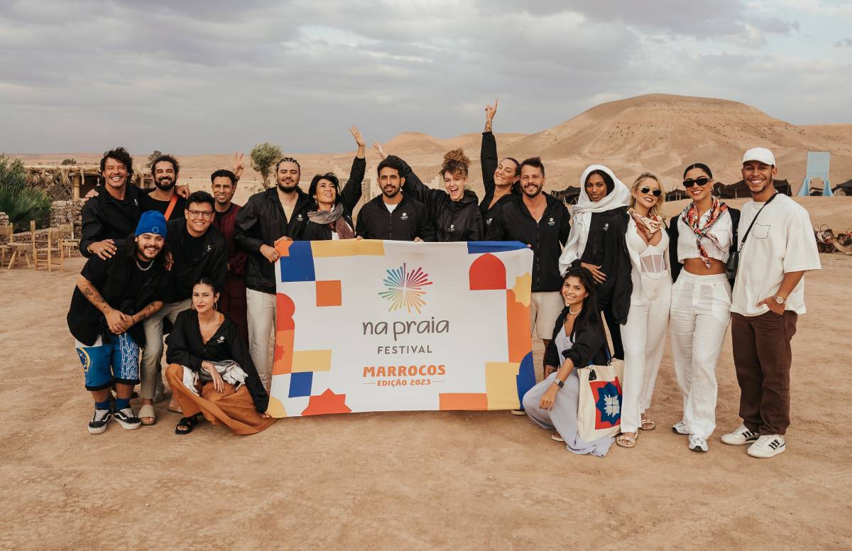 Fotografia colorida mostrando equipe da R2 em Marrocos-Metrópoles