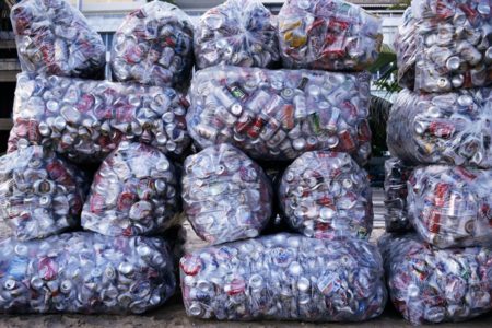 Foto colorida de reciclagem de latinhas - Metrópoles