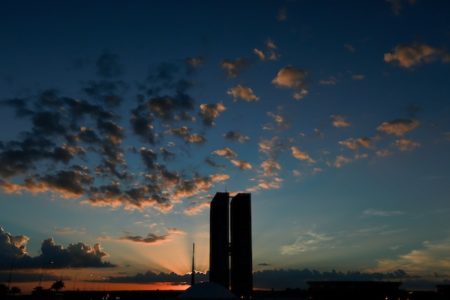 amanhecer - congresso - céu com poucas núvens