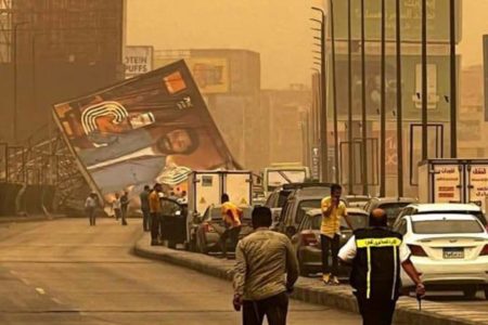 Imagem mostra estrutura que caiu sobre veículos durante tempestade de areia no Egito - Metrópoles