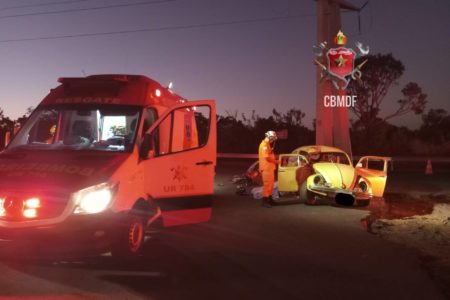 Bombeiros socorrem motorista de fusca que se acidentou contra moto