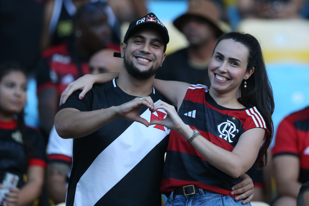 torcedores do flamengo e vasco fazendo um coração durante o campeonato carioca 2023