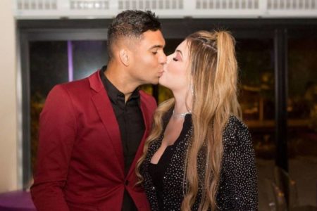 Na foto, um homem e uma mulher se beijam - Metrópoles
