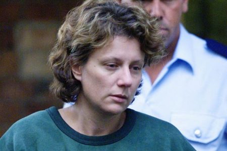 Imagem colorida de Kathleen Folbigg saindo do tribunal em 2004 - Metrópoles