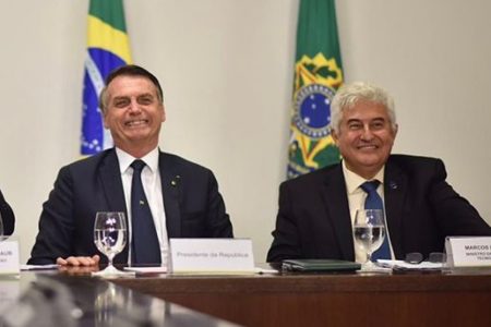 Foto colorida mostra Bolsonaro ao lado de Marcos Pontes