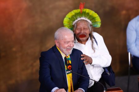 Presidente Lula recebe colar do líder indígena Cacique Raoni Metuktire 7