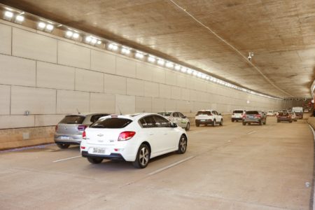 Carros passam por Túnel Rei Pelé, em Taguatinga