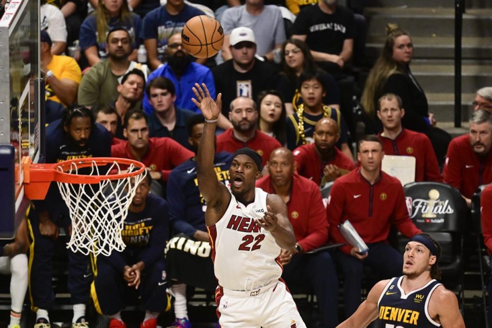 Em jogo da NBA, Jimmy Butler, do Miami Heat, marca contra Aaron Gordon, do Denver Nuggets, no quarto período durante o jogo 2 das finais, na Ball Arena, em 4 de junho de 2023. Butler sofreu falta na jogada - Metrópoles