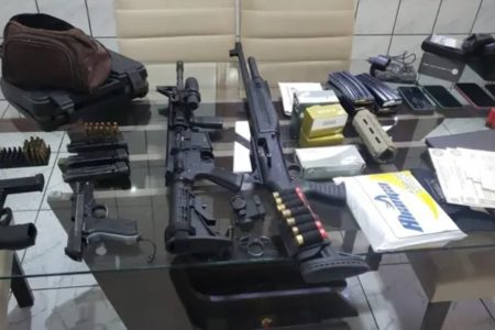 Imagem colorida de armas, facas, munições, celulares e material de garimpo apreendidos pelo Ministério Público da Bahia - Metrópoles