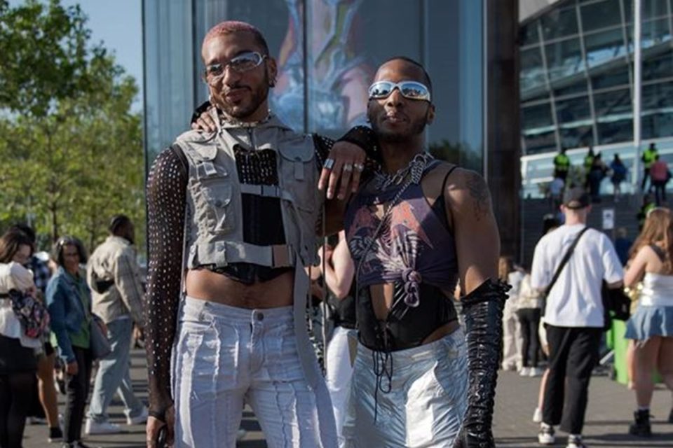 Na imagem com cor, fãs possam em frente à arena do show da Renaissance Tour - Metrópoles