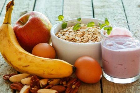 Imagem colorida de café da manhã com frutas e iogurte - Metrópoles