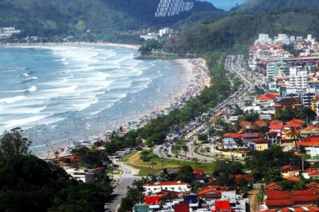 Fotografia colorida mostra orla de Ubatuba