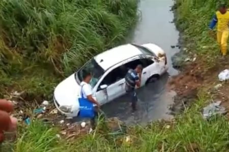 carro-corrego-salvador-metropoles