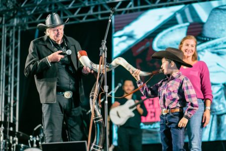 Foto colorida de um show de Sérgio Reis em Nova Veneza, Goiás - Metrópoles