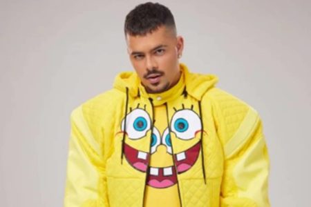 Foto colorida de Pedro Sampaio usando moletom do Bob Esponja - Metrópoles