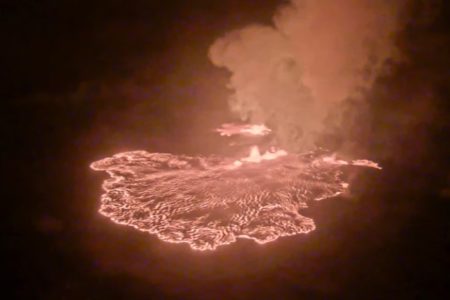 Imagem colorida da erupção no vulcão Kilauea, no Havaí - Metrópoles