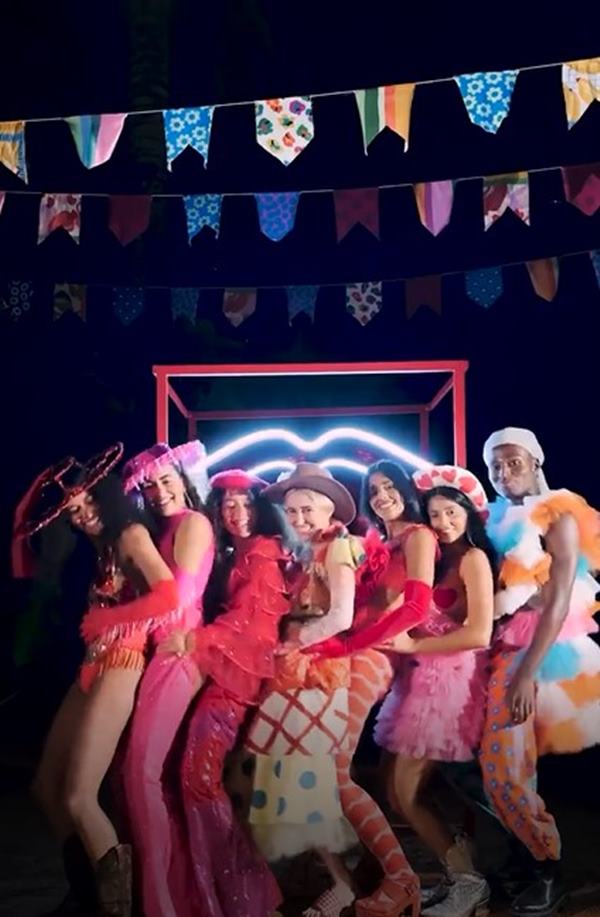 Modelos com roupas coloridas em campanha de moda - Metrópoles