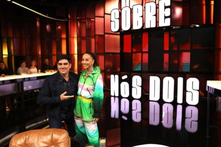 Foto colorida de Marcelo Adnet e Sabrina Sato no programa Sobre Nós Dois - Metróples