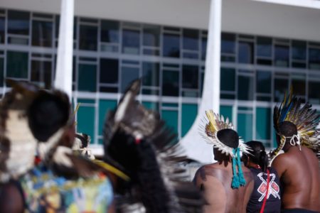 Membros de diversas etnias indígenas se manifestam em frente ao STF - Metrópoles