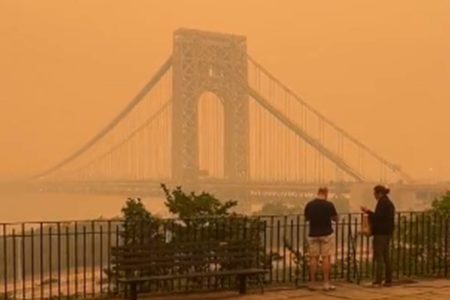 Imagem mostra local de Nova iorque imerso em fumaça - Metrópoles