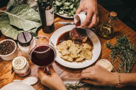 Na foto, uma mesa com várias comidas e vinho - Metrópoles