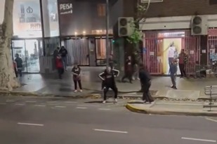 Foto colorida de gestos racistas de torcedores do River contra o Fluminense - Metrópoles