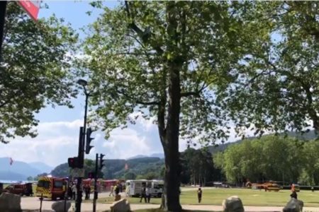 Imagem colorida mostra Crianças e adulto foram atacadas por um homem em um parque na cidade de Annecy, na França - Metrópoles