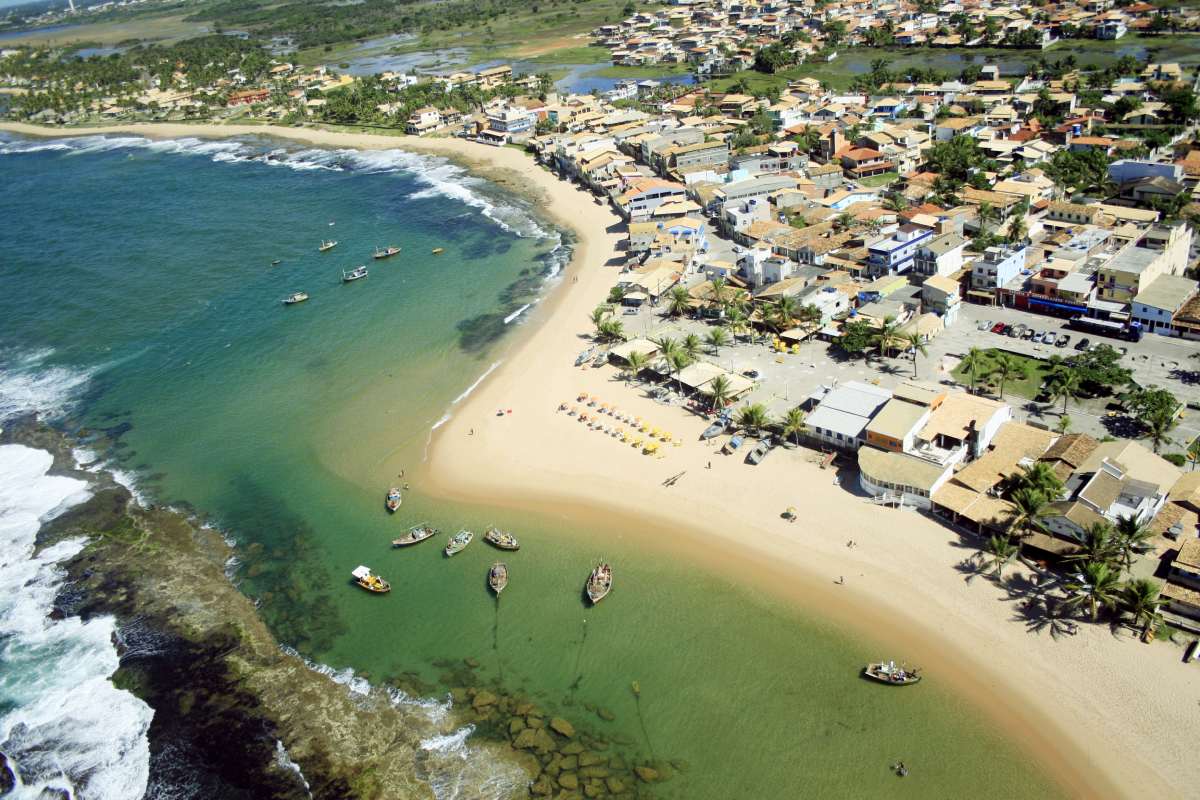 foto aérea colorida da praia de Arembepe na Bahia