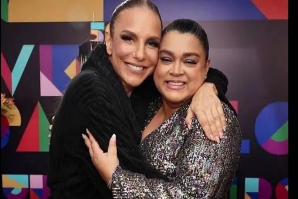 Foto colorida de Preta Gil e Ivete Sangalo se abraçando - Metrópoles