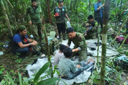 Imagem colorida mostra Resgate de crianças em selva na Colômbia - Metrópoles