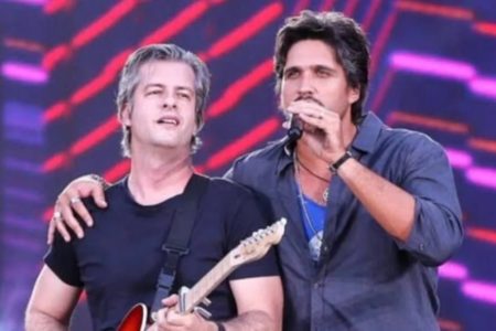 Foto colorida de Victor e Léo no palco - Metrópoles