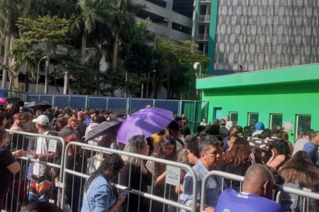 imagem colorida mostra fila para venda de ingressos para o show da cantora Taylor Swift em São Paulo - Metrópoles