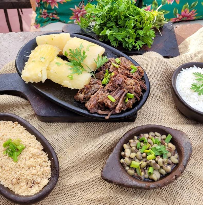 Culinária nordestina com carne de sol, arroz, feijão de corda