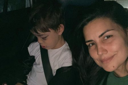 Foto colorida de Mariana Felício e seu filho, José, de 5 anos de idade - Metrópoles