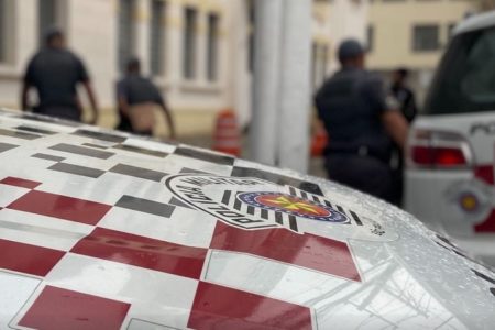 Foto colorida de capô da Viatura da polícia militar de são paulo; investigação de roubos - metrópoles