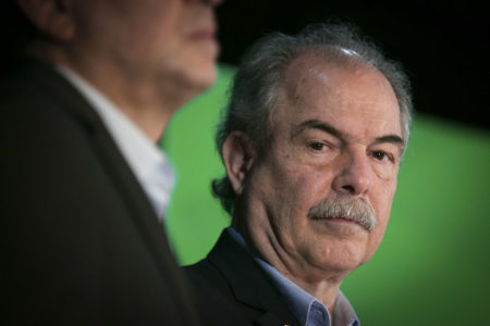 Aloísio Mercadante, presidente do BNDES, durante evento. Ele é um homem branco, calvo e grisalho, com um bigode grisalho, vestindo terno preto e olhando na direção da câmera - Metrópoles