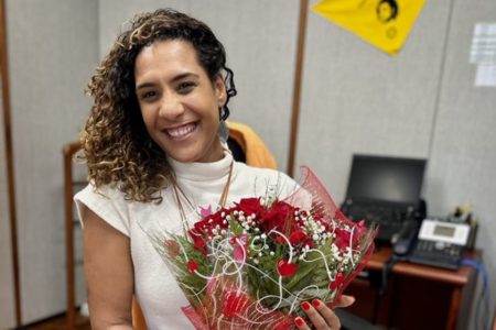 Foto colorida da ministra Anielle Franco com um buquê de rosas - Metrópoles