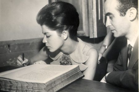 Clarice Herzog assina certidão de casamento com Vladimir Herzog - Metrópoles