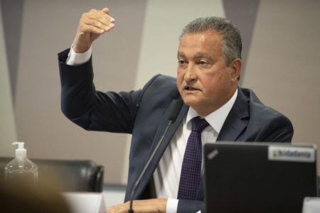 Imagem mostra o ministro Rui Costa (Casa Civil) no Senado durante audiência conjunta das comissões de Meio Ambiente, de Infraestrutura e de Desenvolvimento Regional. Ele gesticula enquanto fala ao microfone e usa um terno escuro, com uma camisa branca e uma gravata azul, com detalhes vermelhos - metrópoles