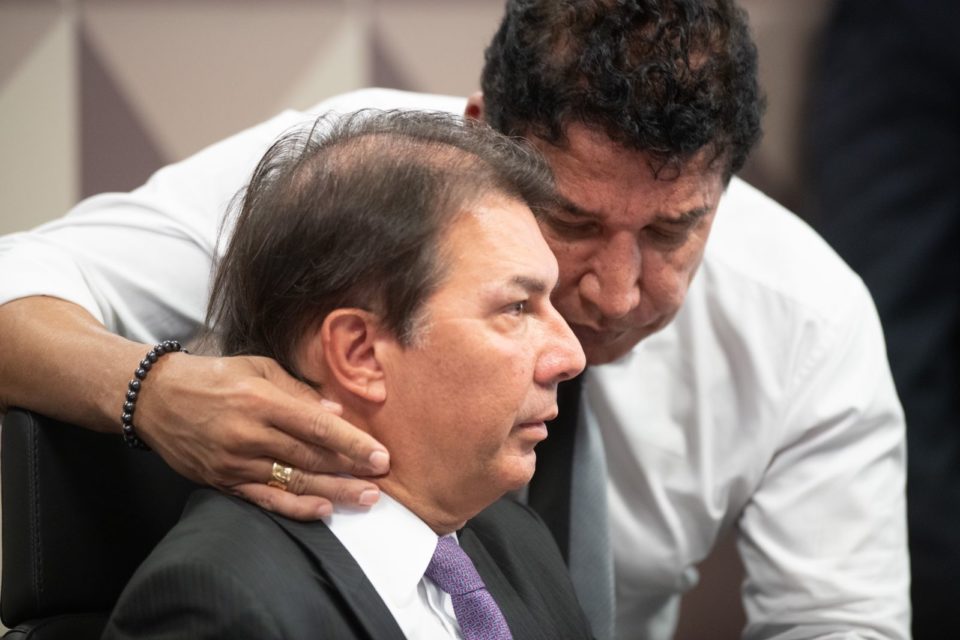 deputado federal Arthur Maia (União-BA) presidente da CPMI conversa com Magno Malta - Metrópoles